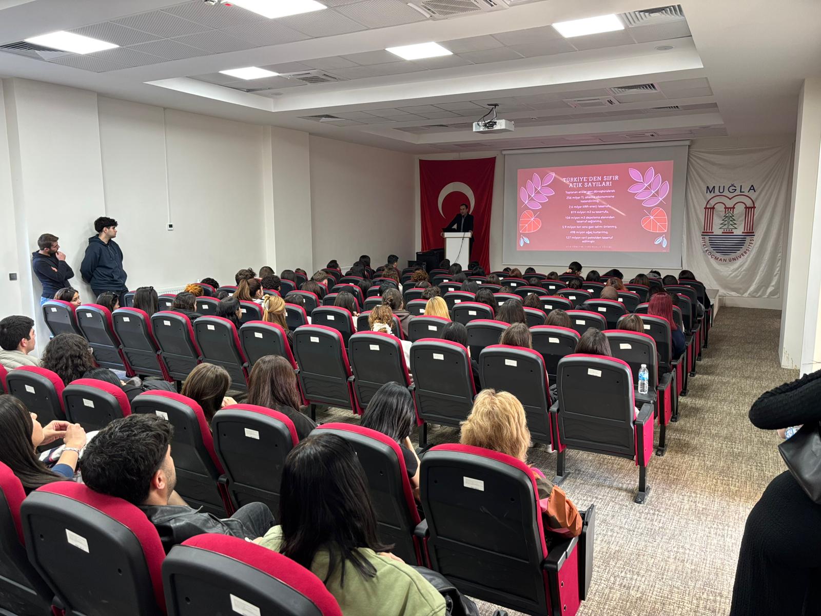 9 Aralık 2025 tarihinde Dalaman Meslek Yüksekokulu’nda “Atık Yönetimi Farkındalık Eğitimi” adlı seminer gerçekleştirildi. Öğr. Gör. Halil Semercioğlu tarafından verilen eğitimde, sürdürülebilir çevre yönetimi, atıkların doğru şekilde ayrıştırılması ve geri dönüşüm süreçlerinin önemi üzerine kapsamlı bilgiler paylaşıldı. Öğrenciler ile akademik personelin yoğun ilgi gösterdiği seminer, karşılıklı soru–cevap bölümüyle verimli bir şekilde tamamlandı. Eğitim sonrasında ise farkındalık çalışmasının bir devamı olarak katılımcılar kampüs alanında çevre temizliği etkinliği gerçekleştirdi.